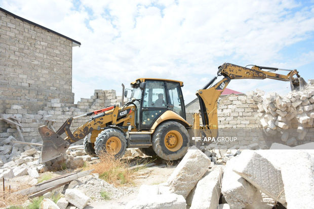 Buzovnada qanunsuz tikili sökülüb - FOTO