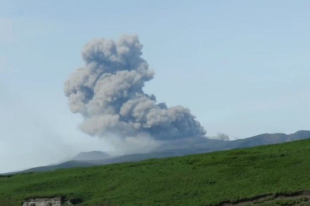 Ebeko vulkanı 2,5 kilometr yüksəkliyə kül püskürdü - VİDEO