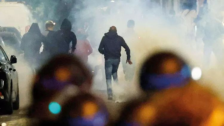 Fransada 742 nəfər həbsxanaya göndərilib