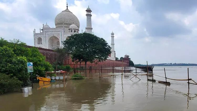 Tac Mahal su altında qalıb