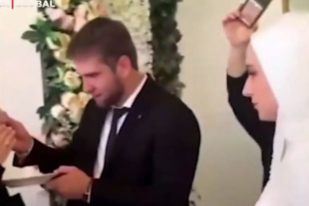 Bəy tortu həyat yoldaşına yedirtmək əvəzinə qaşığı anası tərəfə uzatdı - VİDEO