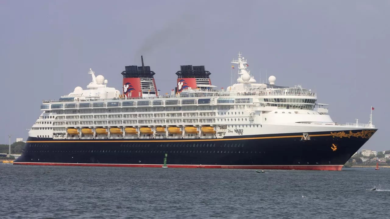 Amsterdamda böyük kruiz gəmilərinə qadağa qoyulub