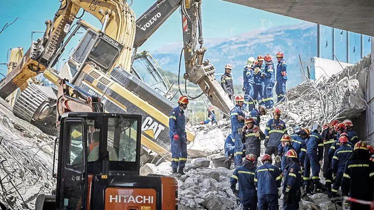 Yunanıstanın qərbindəki Patras şəhərində bərpa işləri aparılan körpü uçub