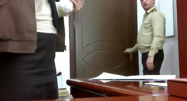 İntim videolar çəkən FHN-nin sabiq polkovniki yenidən hakim qarşısına çıxır