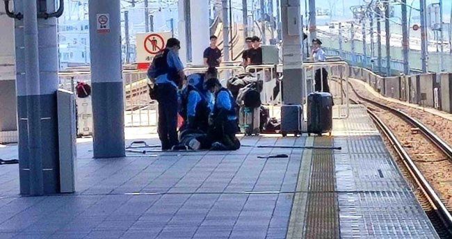 Yaponiyada qatarda bıçaqlı hücum olub