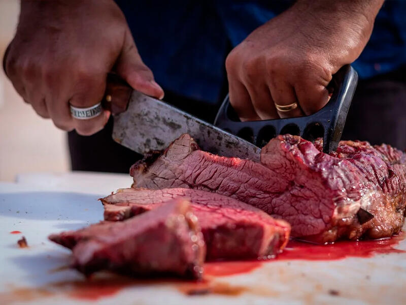 Bakıda qəssab ət borcuna görə müştərini ət yerindən asdı
