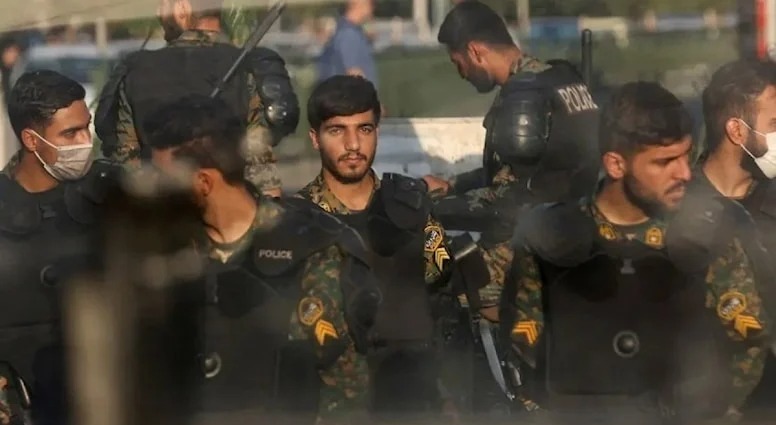 İranda 4 polis öldürüldü