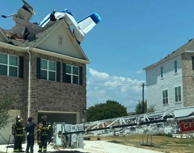 Təyyarə evin üzərinə düşdü