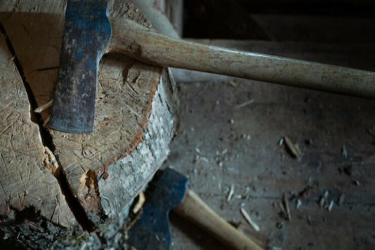 Arvadını baltaladı, meyiti parçaladı, yandırıb meşədə basdırdı