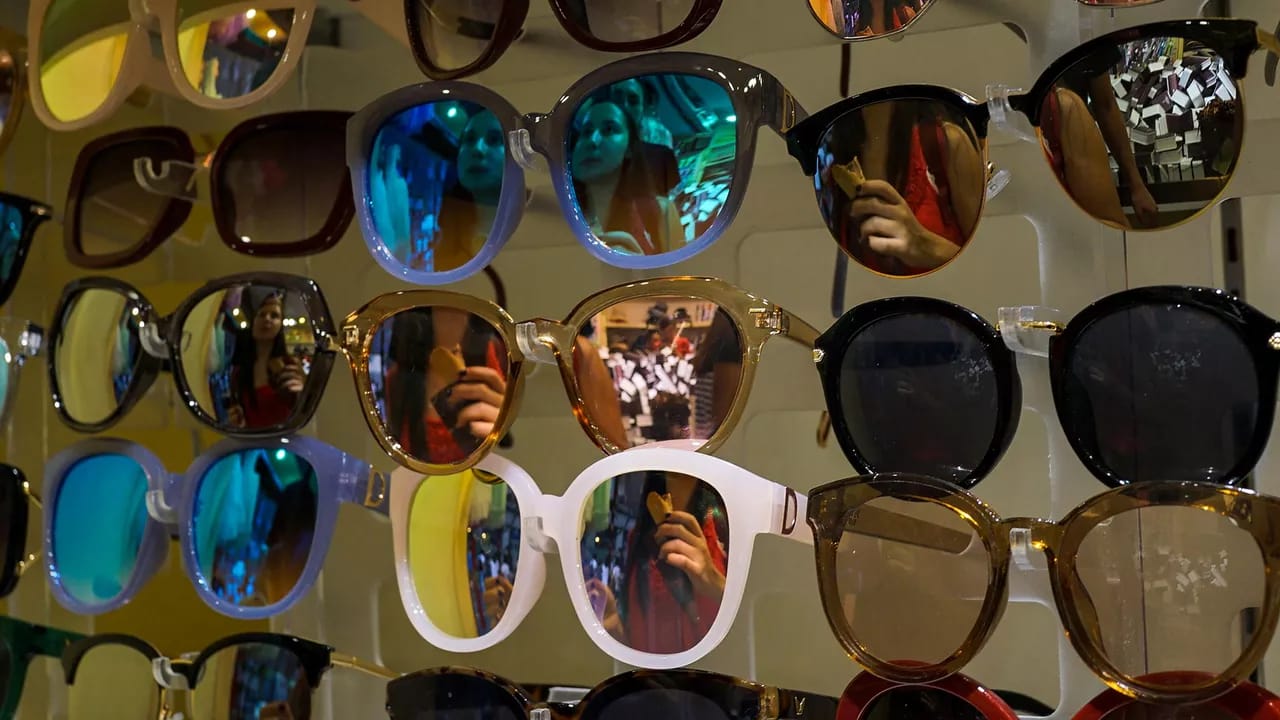 Eynək oğurlayan norveçli siyasətçi partiya rəhbərliyini tərk edib