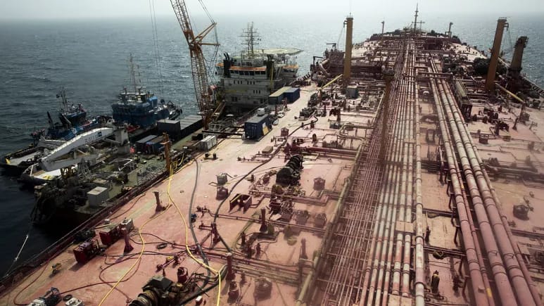 BMT Yəməndə çürüməyə qalmış tankerdən nefti boşaltmağa başlayıb