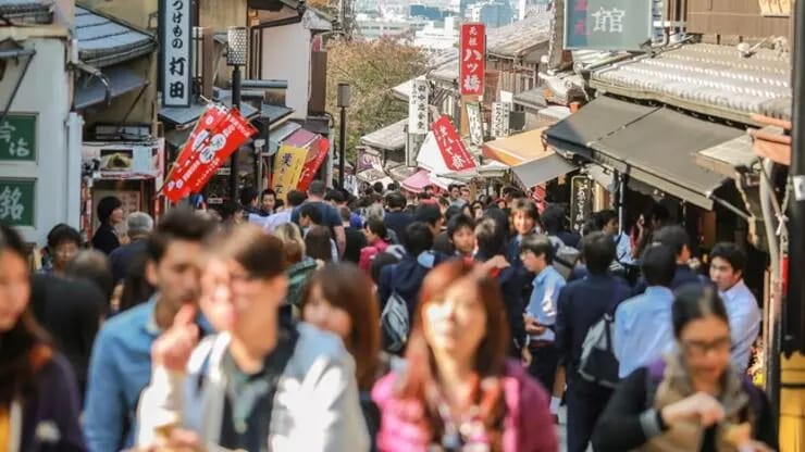 Yaponiyanın yerli əhalisi azalıb əcnəbilərin sayı artıb