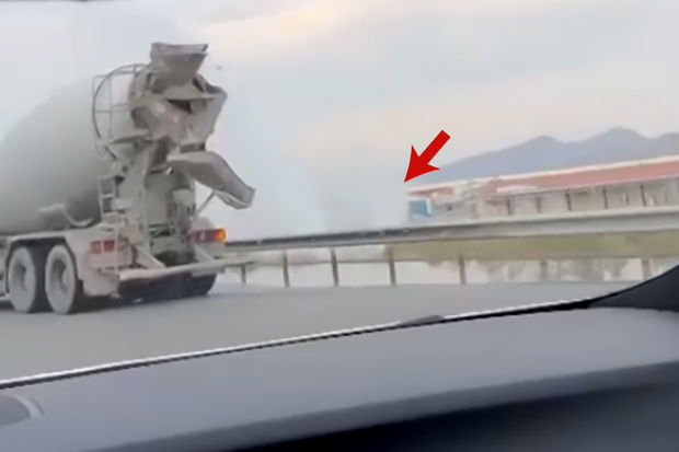 Bakıda magistral xətdə qəza: Ətrafı su basdı - YENİLƏNİB + VİDEO