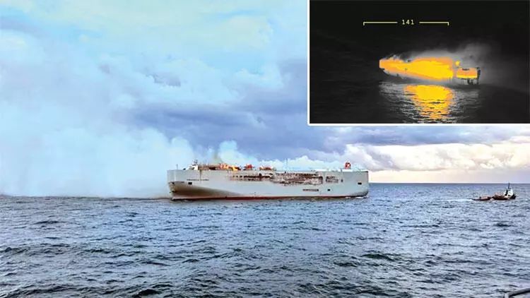 Hollandiyada yük gəmisində yanğın olub