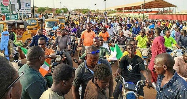 Nigerdə xalq çevriliş əleyhinə küçələrə çıxıb