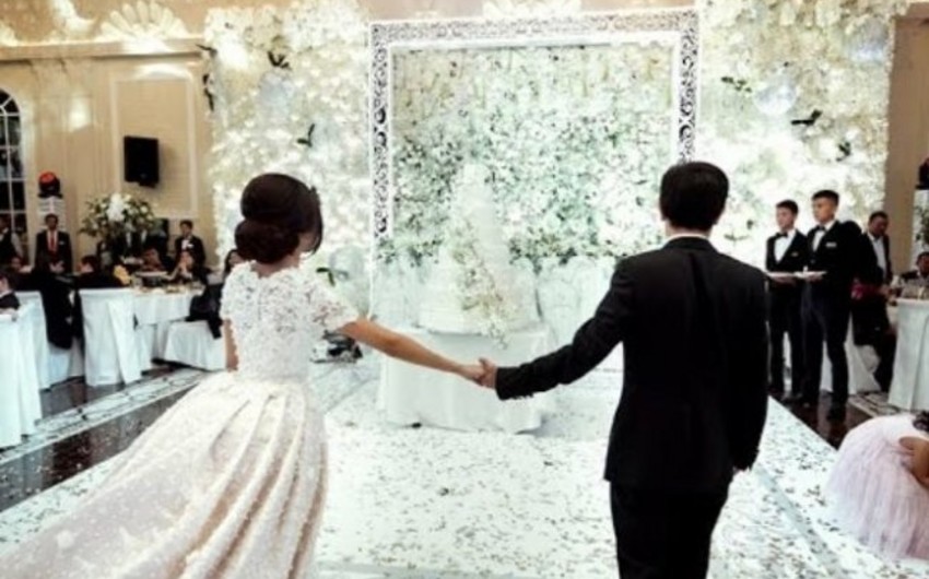 Özbəkistan polisi vətəndaşlardan toylarda pul səpməyə son qoymağı xahiş edib