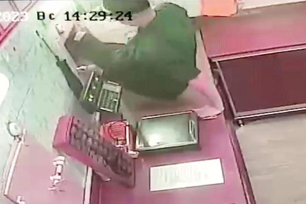 Rusiyada məhkum istintaq təcridxanasının qəbul pəncərəsindən qaçıb - VİDEO