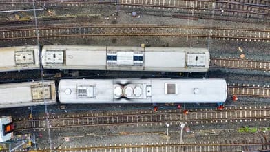 Hindistanda dəmiryolunun mühafizəçisi qatara atəş açıb: 4 ölü var