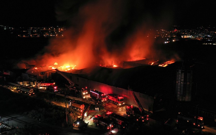 В промзоне в Бурсе горят 10 фабрик, четверо пострадали