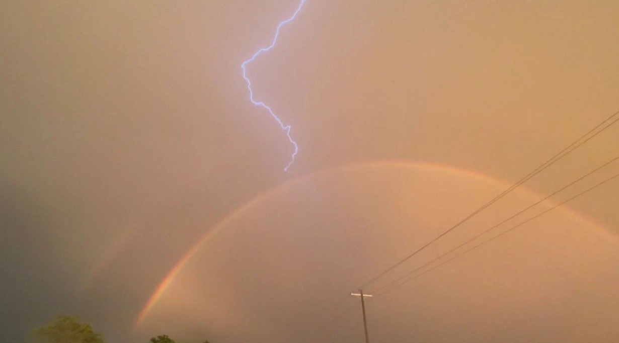 Gözlənilməz təbiət hadisəsi: Göy qurşağını ildırım vurdu - VİDEO