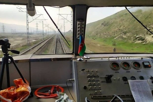 Bakıda avtomobil qatarla toqquşub: Ölən və yaralanan var - YENİLƏNİB + VİDEO