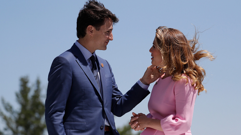 Baş nazir 18 illik həyat yoldaşından boşanır (FOTOLAR)