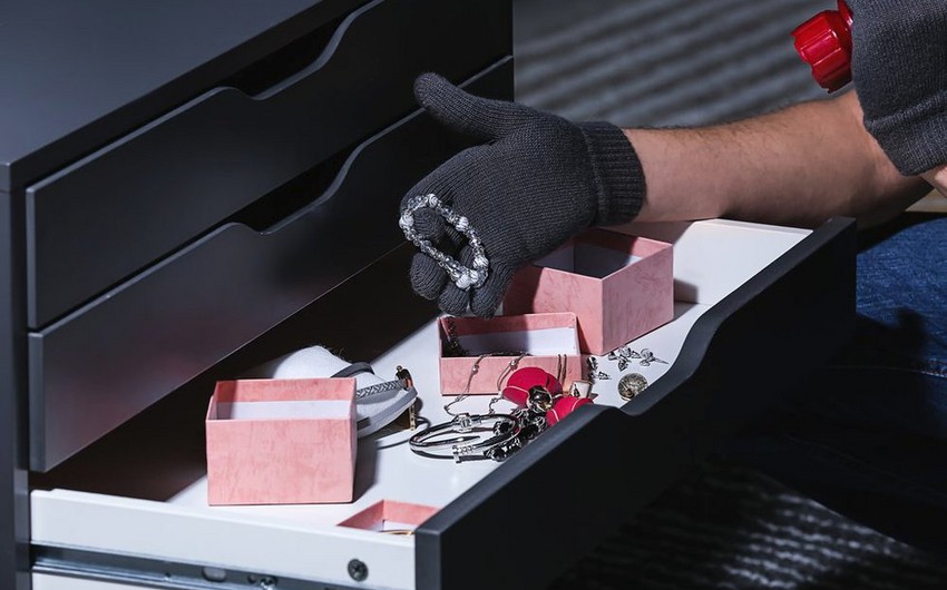 Bakıda evdən 24,5 min manatlıq oğurluq edən yeniyetmə saxlanılıb