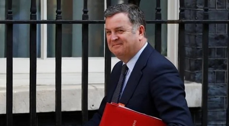 Britaniyalı nazirdən qocalara məsləhət: “Kuryer işləyin”