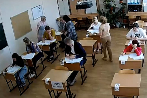 Rusiyada 56 yaşlı kişi “şparqalka”ya görə imtahandan qovuldu - VİDEO