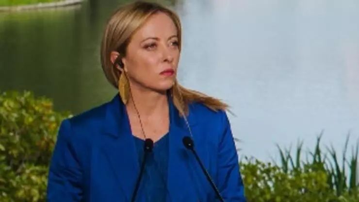 İtaliyanın baş naziri özünü