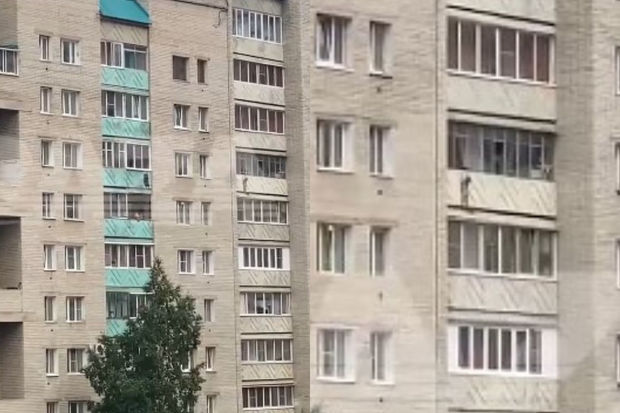 Üç yaşlı uşaq yeddinci mərtəbədən asılı vəziyyətdə qaldı - ANBAAN VİDEO