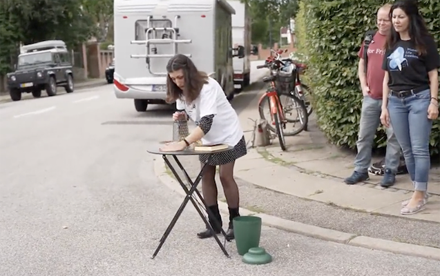 İranlı qadın Danimarkada “Quran”ı cırdı