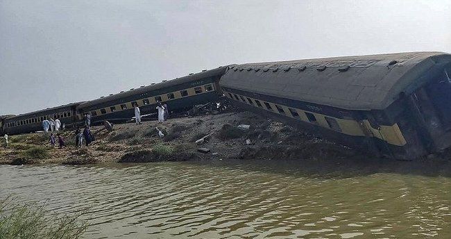 Pakistanda qatarın relsdən çıxması nəticəsində 30 nəfər ölüb