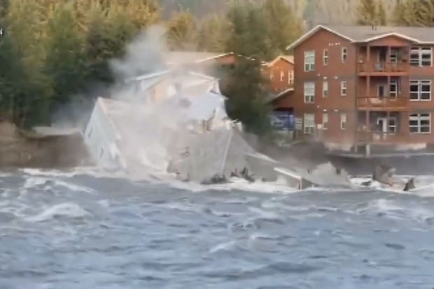 Alyaskanın mərkəzində güclü sel evləri aparıb - VİDEO