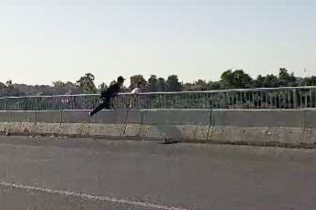 Özünü körpüdən atmaq istəyən qadın son anda xilas edildi - VİDEO