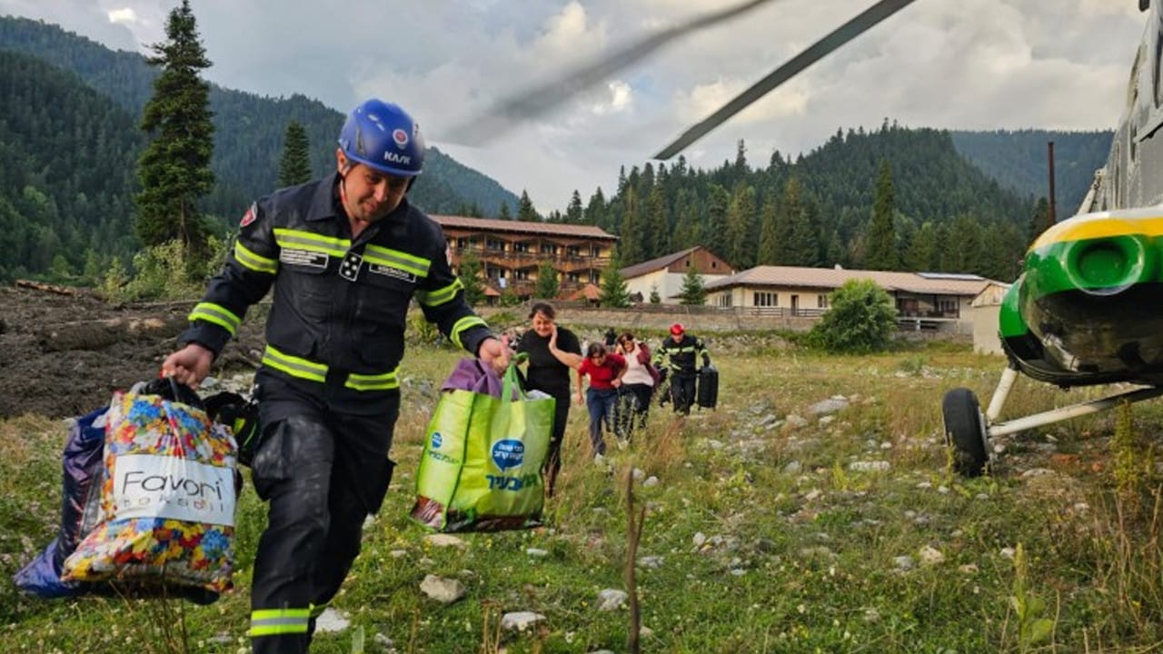 Gürcüstanda baş verən torpaq sürüşməsi nəticəsində ölənlərin sayı 21 nəfərə çatıb