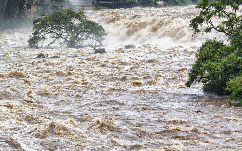 Çində çayın daşması üç nəfərin həyatına son qoyub