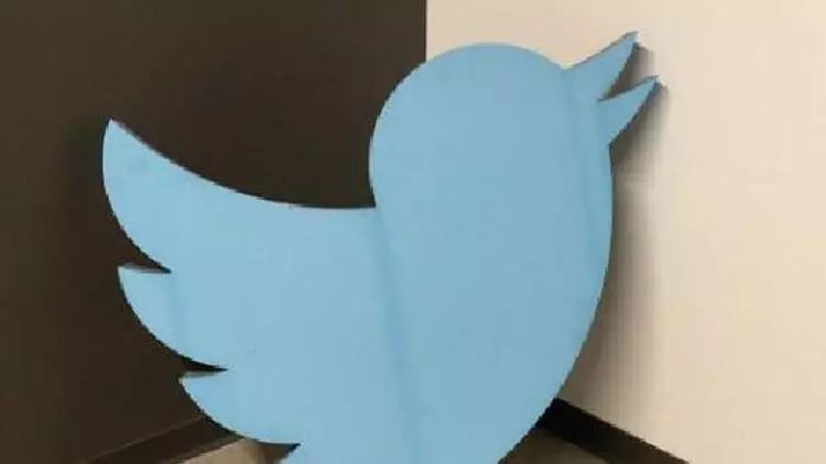 Musk Twitter-in əşyalarını hərraca çıxarır