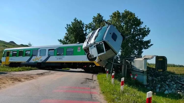 Sərnişin qatarı yük maşını ilə toqquşub