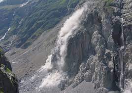 Şimali Qafqazda dağ süxurunun dağılması nəticəsində 2 turist ölüb, 3 nəfər yaralanıb