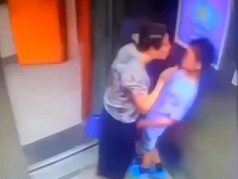 Yaşlı qadından liftdə rüsvayçı hərəkət - Nəvəsi yaşda oğlanı... - VİDEO