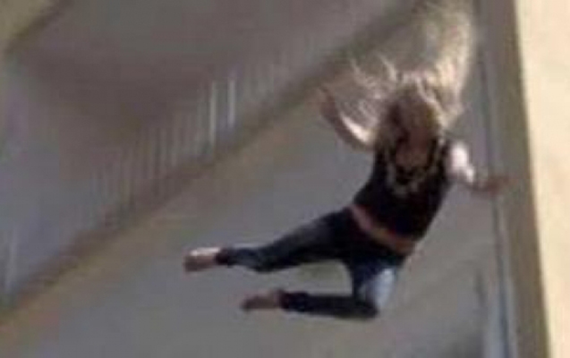 Ukraynalı qadın Bakıda özünü binadan atdı