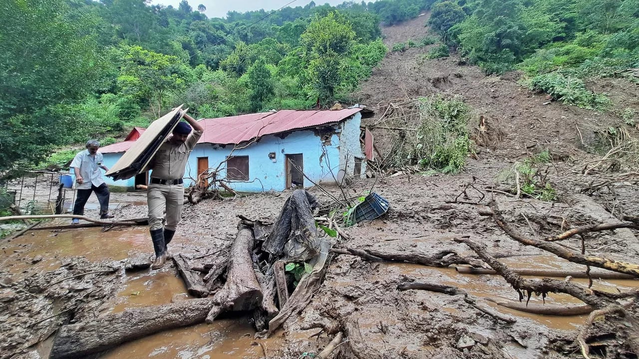 Hindistanın şimalında daşqınlar və torpaq sürüşmələri nəticəsində 50-dən çox adam ölüb