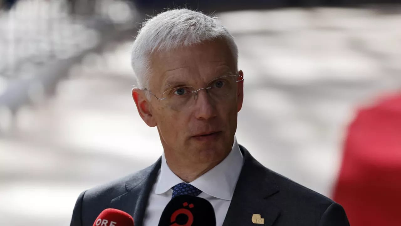 Latviyanın baş naziri istefa verdiyini açıqlayıb