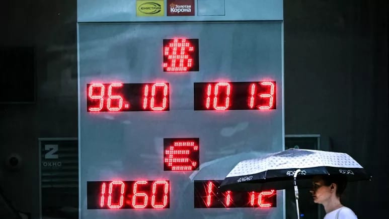 Rusiya rublun ucuzlaşmasını yavaşlatmaq üçün faiz dərəcələrini artırıb