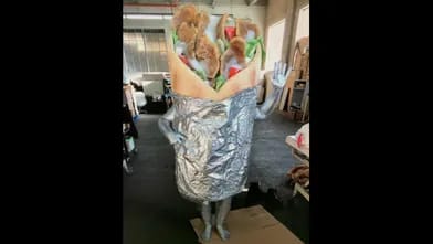 Kanadada dönər paltarı 12 min dollara satıldı