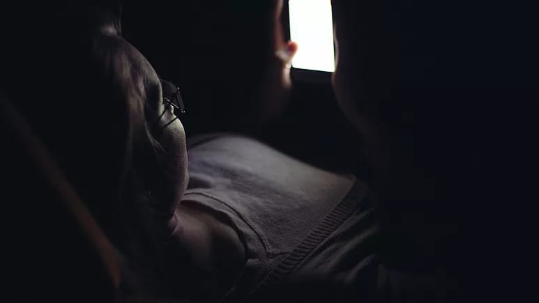 Keçmiş sevgilisinin şəkillərini paylaşan şəxsə 1,2 milyard dollar cərimə kəsilib