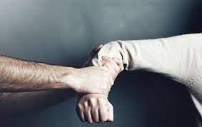 Qaz idarəsinin əməkdaşı qadını qaçırmaq istədi, ayaqqabısını qoyaraq qaçdı