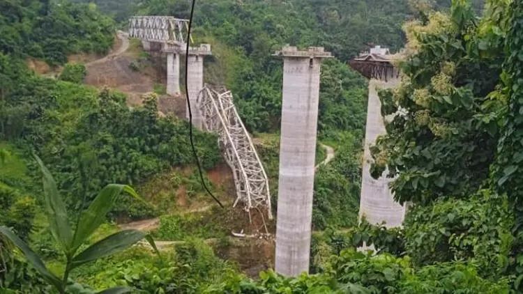 Tikintisi davam edən dəmir yolu körpüsü uçub: 17 ÖLÜ