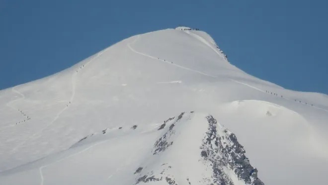 Əriyən buzlaq nəticəsində 22 il əvvəl ölən şəxsin cəsədi tapılıb